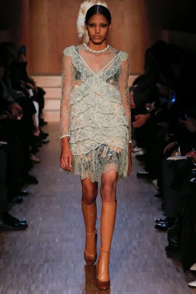 Look 18